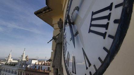 Una reina con el reloj roto