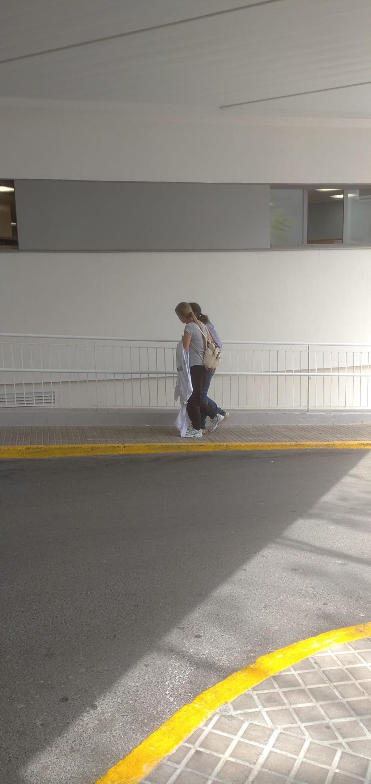 Una mujer ayuda a la joven a levantarse del suelo