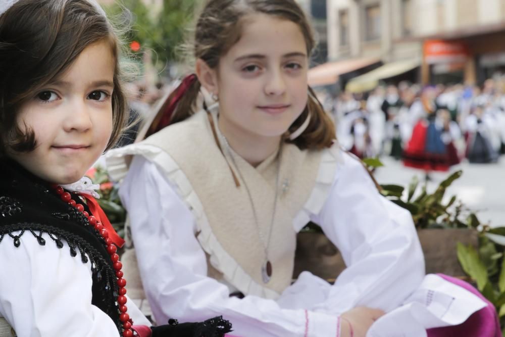 Desfile en Pola de Siero para celebrar los Güevos Pintos