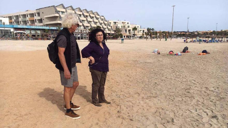 Camen Valido, junto a Marín, de Podemos, en la playa de El Castillo .