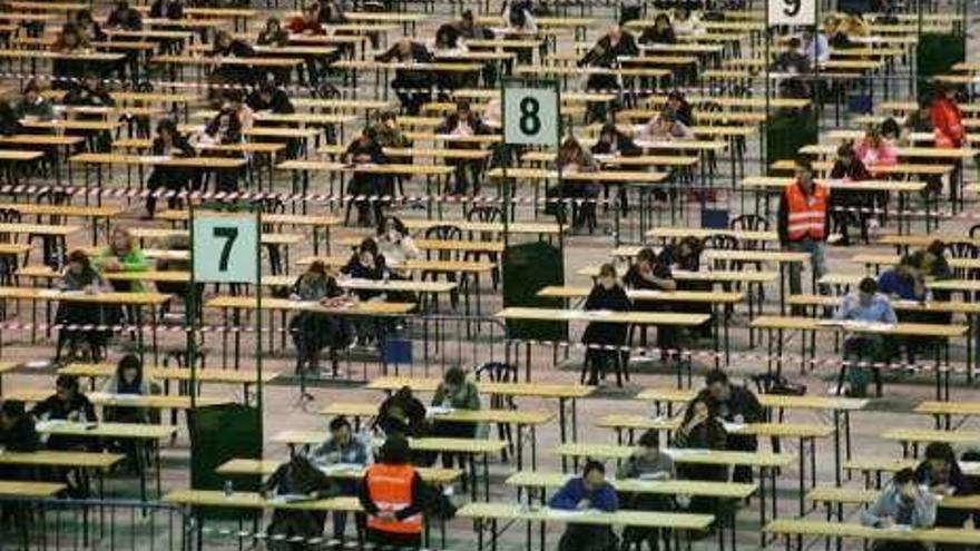 Aspirantes a plazas del Sergas durante un examen.