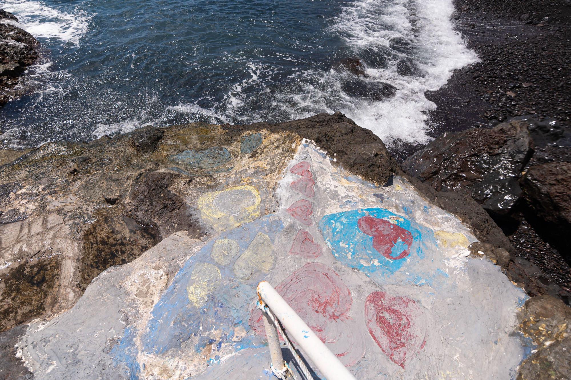 Pintan con grafitis el paseo con corazones dibujados en la playa de Bocacangrejo