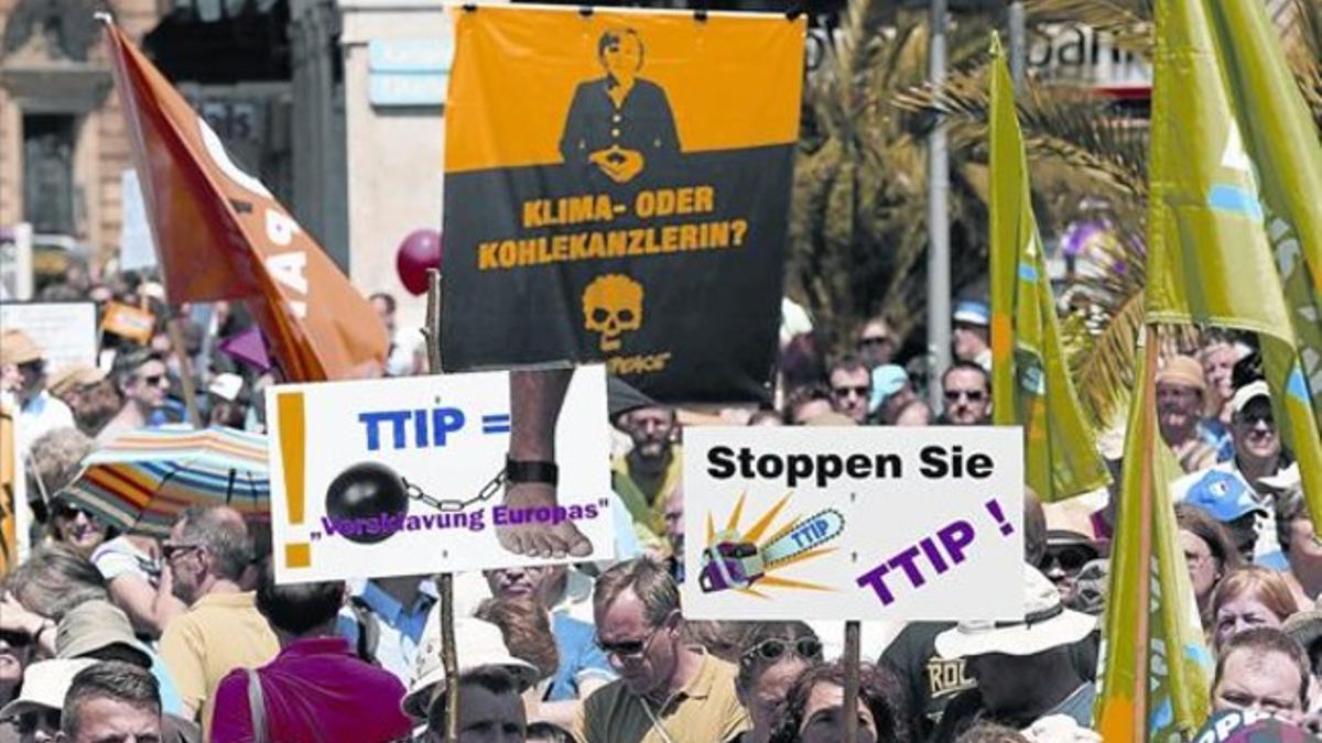 Activistas con carteles contra el TTIP en una protesta en Múnich