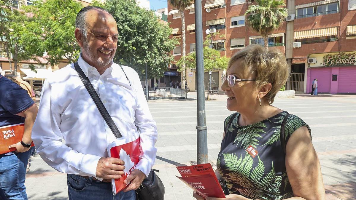 Barceló conversa con Millana, en un acto de los socialistas en un barrio de Alicante