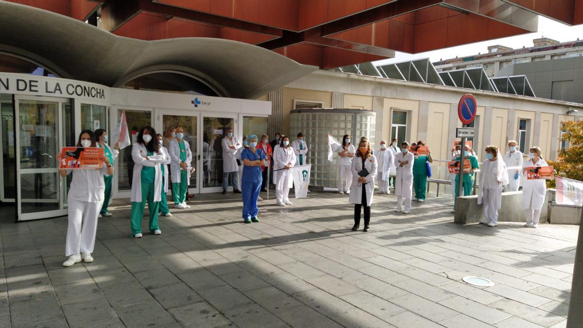 Concentración de los médicos a las puertas del Hospital Virgen de la Concha de Zamora.