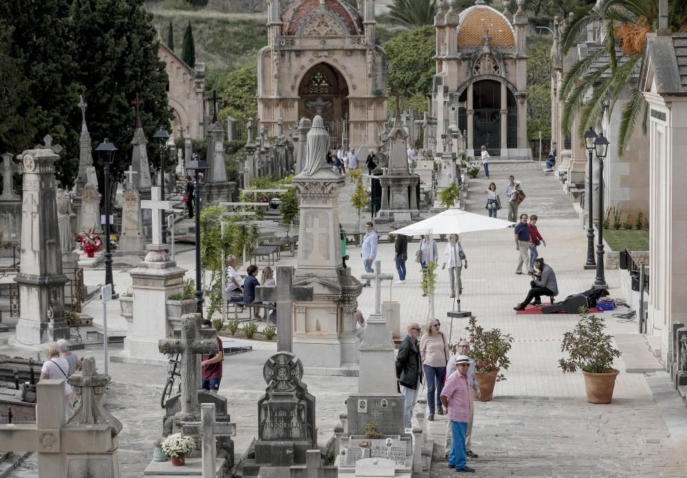 Día de Todos los Santos en el cementerio de Palma