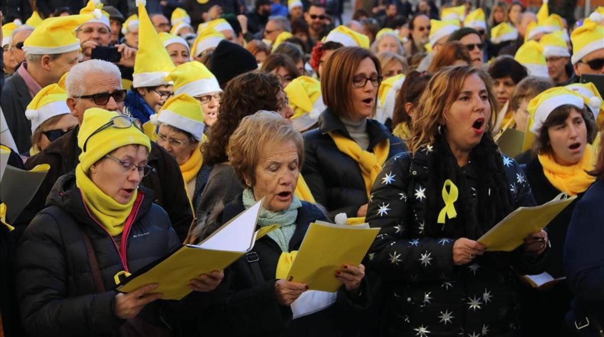 Participantes en el acto ante la Modelo cantan villancicos a favor de la liberación de Junqueras, Forn, Cuixart y Sánchez, este domingo.