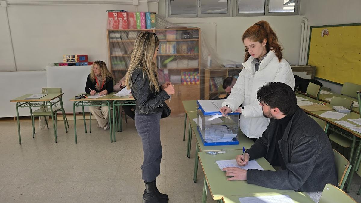 Una joven votando en Pontecesures.