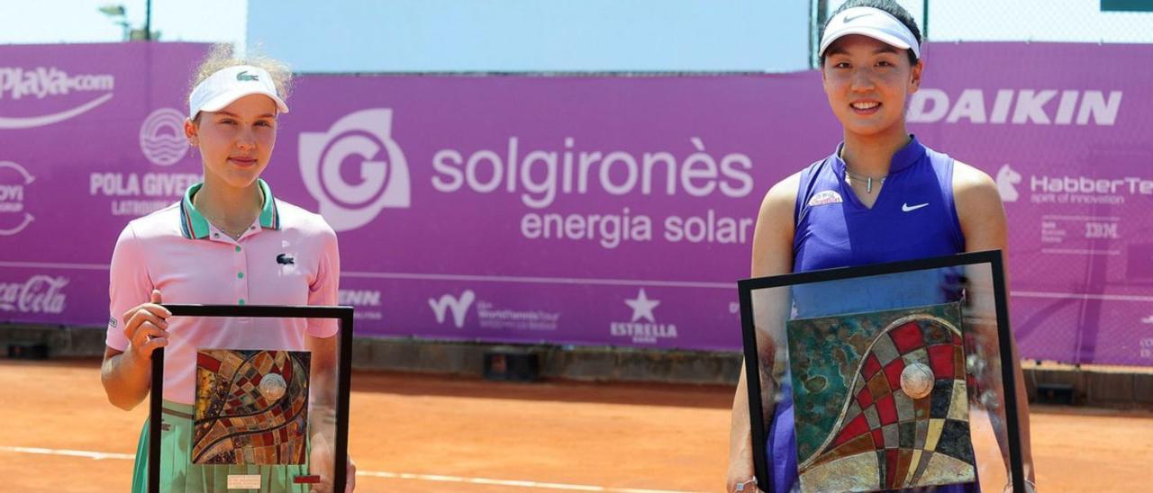 La guanyadora Xinyu Wang i la finalista Erika Andreeva.  | ITF LA BISBAL