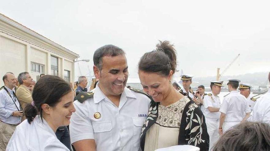 Uno de los tripulantes de Elcano es recibido por su familia. // S.A.