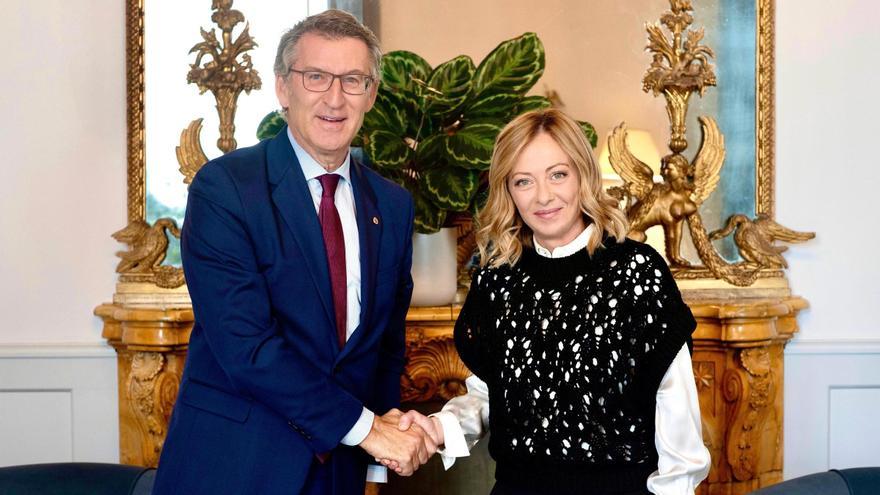 El líder del Partido Popular, Alberto Núñez Feijóo, junto a Giorgia Meloni.