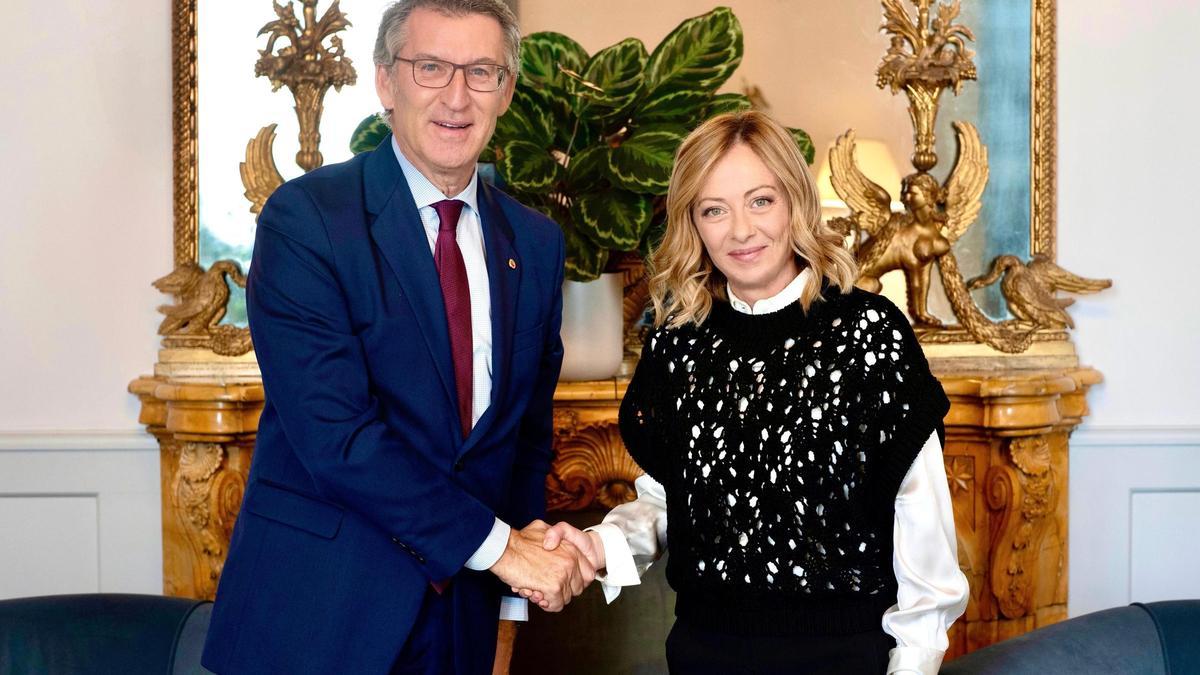 El líder del Partido Popular, Alberto Núñez Feijóo, junto a la presidenta italiana Giorgia Meloni.