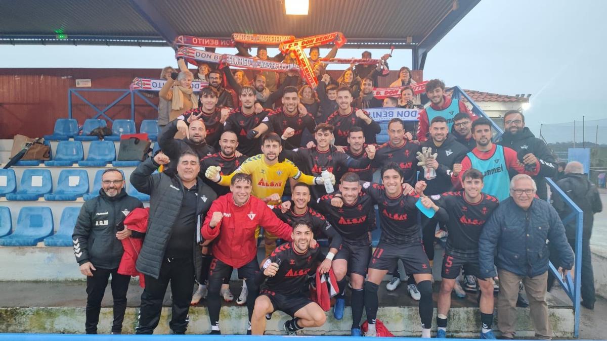 Jugadores y aficionados del Don Benito, festejando el triunfo y el título honorífico de campeón de invierno.