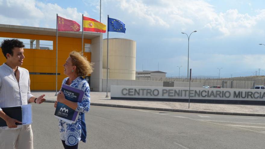 Alfonso González y Luz García-Servet, el pasado martes, antes de entrar a la prisión para dirigir su último ensayo.