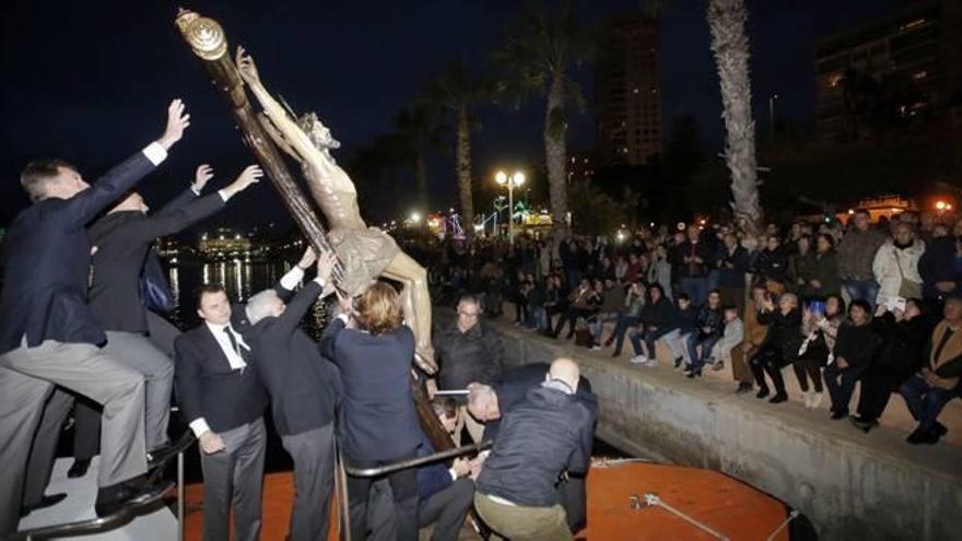 Procesión del Cristo del Mar, ayer, hacia la Basílica de Santa María.