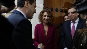 El presidente de la Junta de Andalucía, Juanma Moreno (i), saluda a la vicepresidenta primera del Gobierno, María Jesús Montero (c), y al ministro de Agricultura, Luis Planas (d), durante los actos institucionales del Día de Andalucía, este viernes en Sevilla.