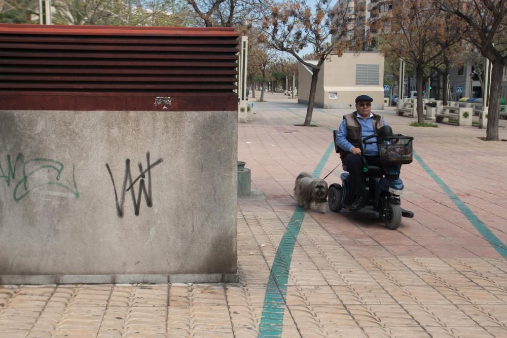 Vecinos de la avenida de la Libertad critican la falta de inversión en el mobiliario.