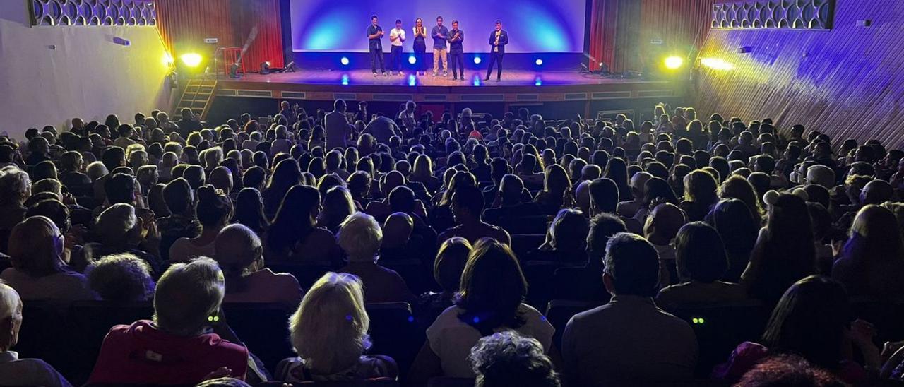 El cine Montserrat de Tossa, ple de gom a gom diumenge durant l’estrena del documental. | MARC SUREDA