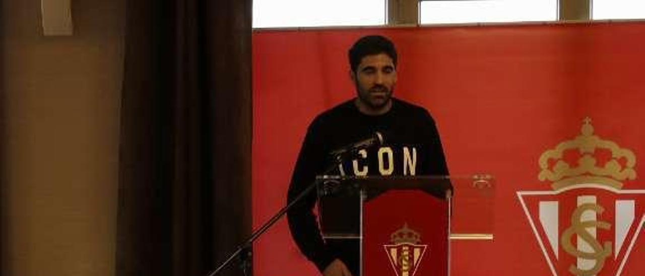 Carmona, ante Javier Fernández y Javier Martínez, durante la pasada comida de Navidad celebrada por el Sporting.