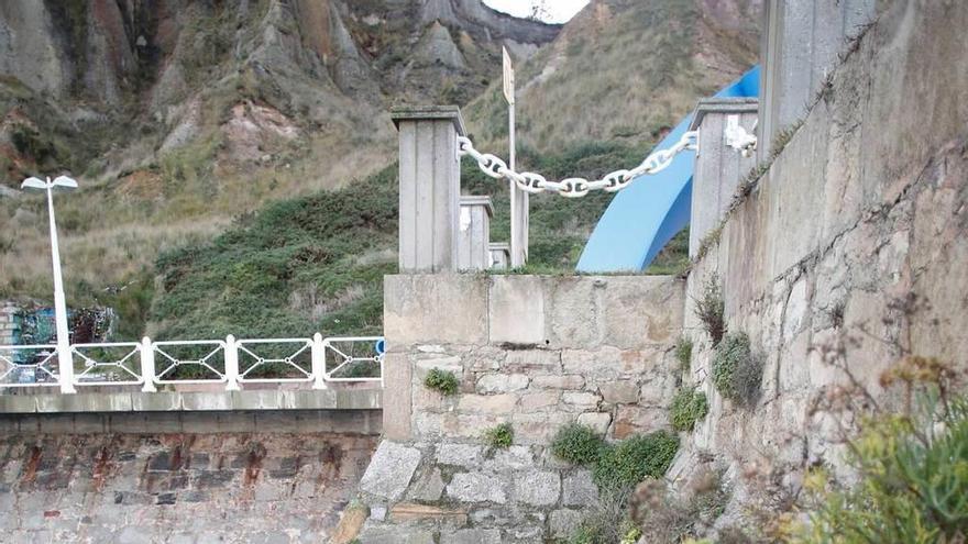 Acceso a la playa de Salinas desde La Peñona.