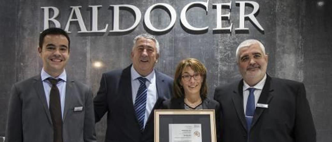 El presidente y la gerente de la firma, Felipe Peraire y Mati Guillamón, con el director de SGS en Castelló, David Rissech.