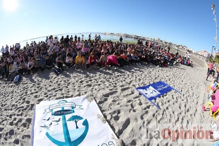Un 'SOS' gigante para el Mar Menor formado por escolares en Villananitos