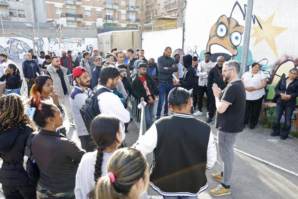 Les imatges de les cues a Salt davant l'oficina que assessora sobre la regularització extraordinària de migrants Les imatges de les cues a Salt davant l'oficina que assessora sobre la regularització extraordinària de migrants