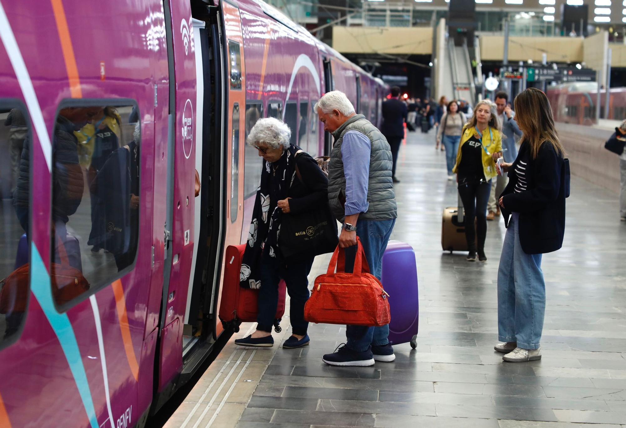 EN IMÁGENES | El nuevo Avril de Renfe ya para en Zaragoza: así ha sido su primer viaje