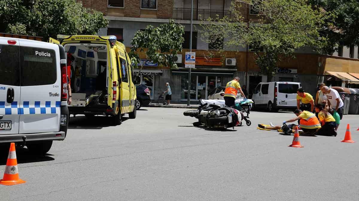 Servicios de emergencia atienden a un motorista herido en Barcelona, en una imagen de archivo