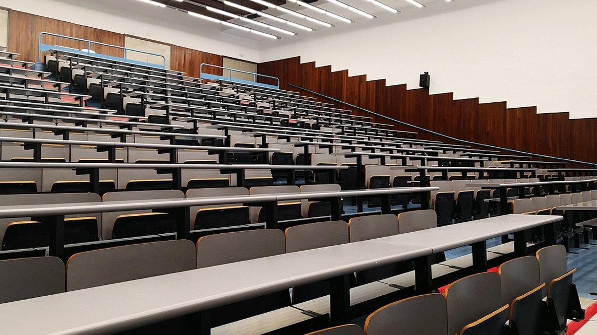 Un aula de la Facultad de Física de la Universitat de Barcelona, completamente vacía