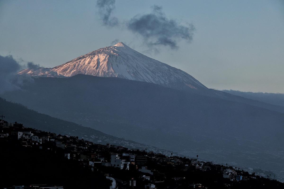 Imagen del Teide nevado tras el paso de la borrasca Francis.