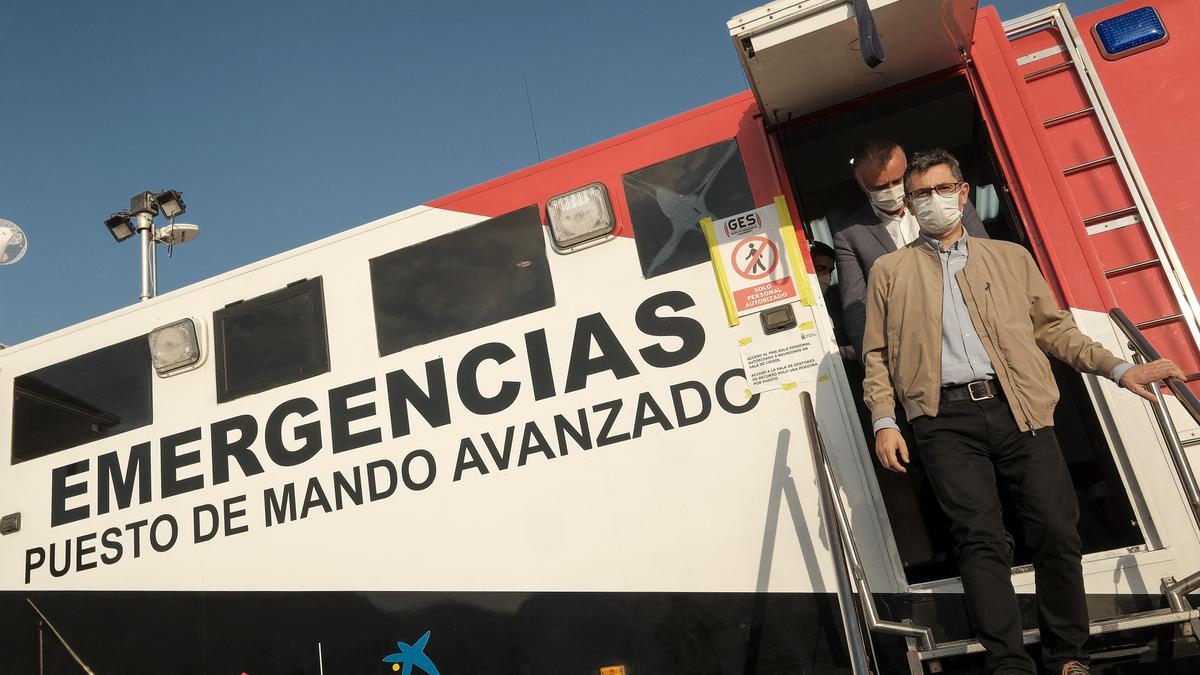Félix Bolaños y, detrás, Ángel Víctor Torres, hoy, en el Puesto de Mando Avanzado en El Paso.