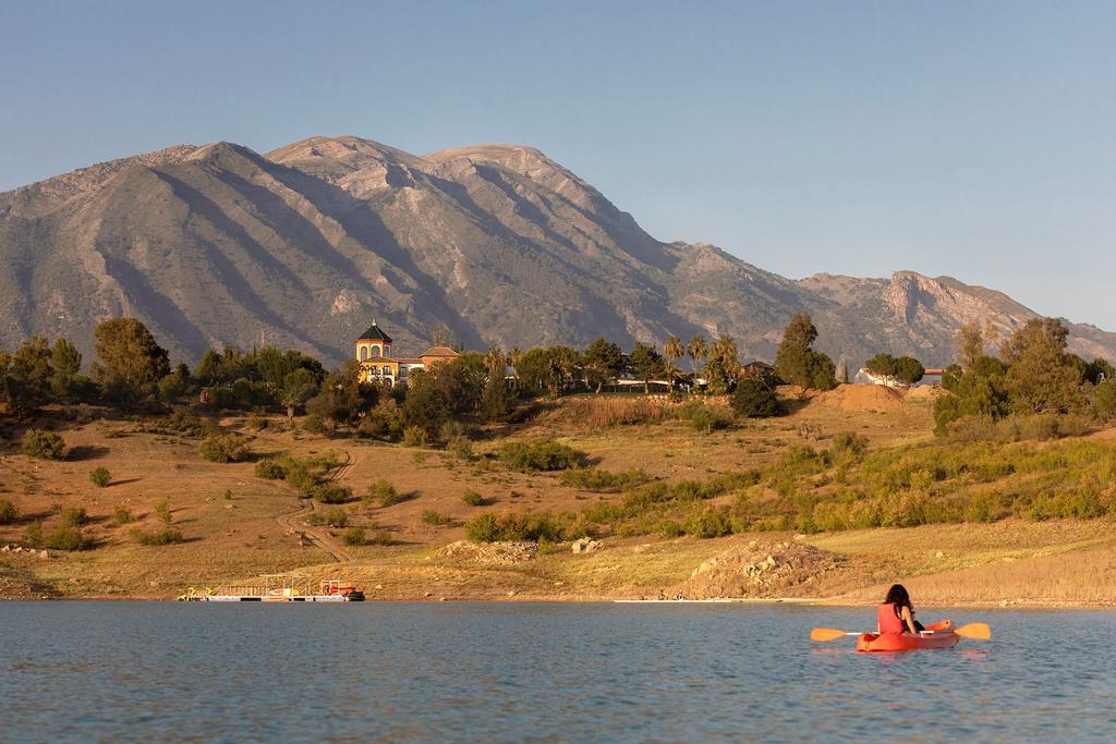 Kayak en el embalse de Viñuela.