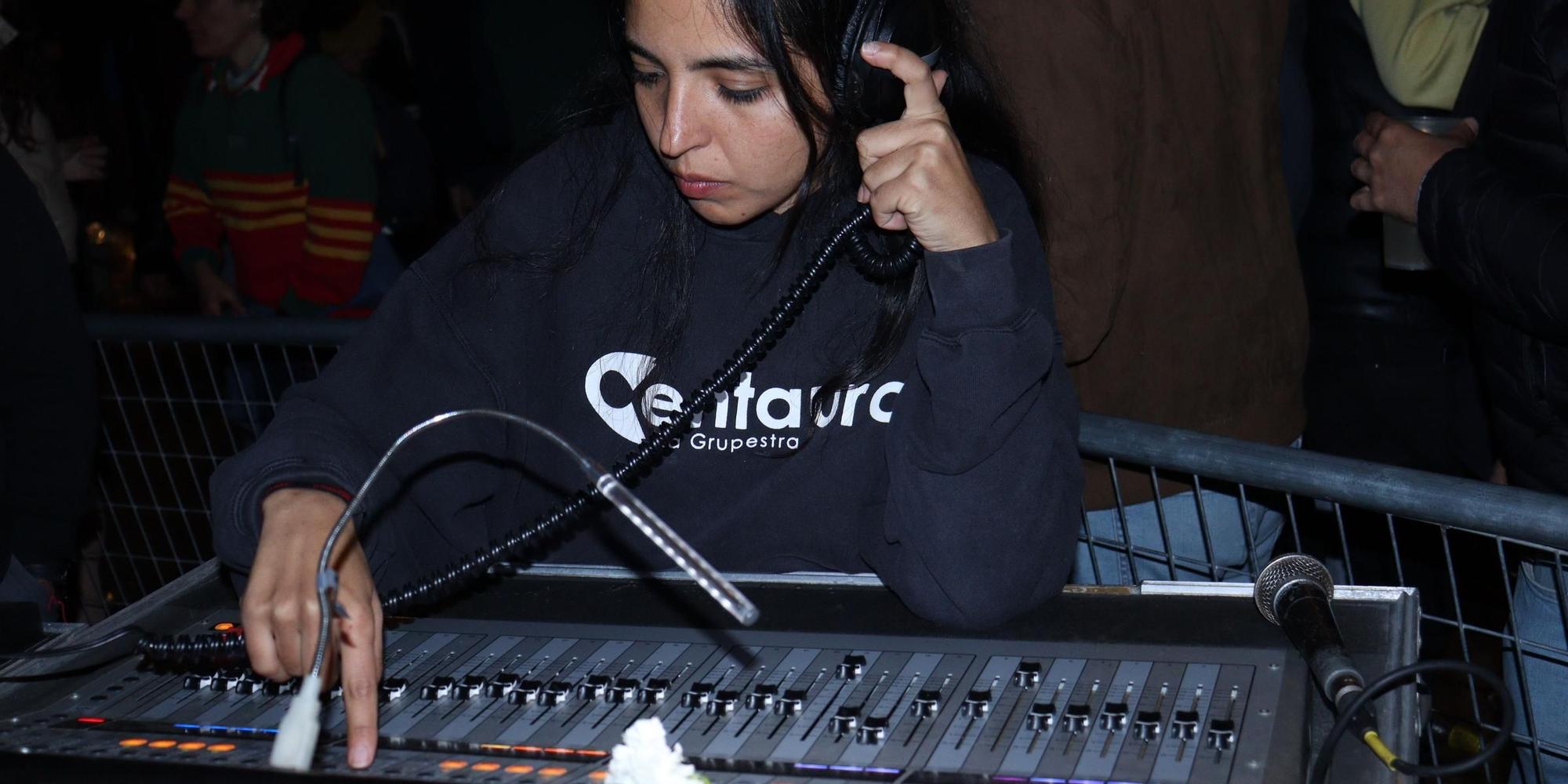 Ishtar Uribe trabajando como técnico de sonido en la plaza de las Aulas, el primer sábado de las fiestas de Magdalena.