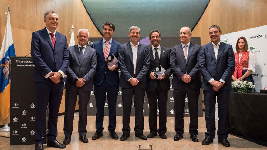 Jesús López de León y Antonio Díaz  con Fernando Clavijo, Pedro Ortega, y Narvay Quintero, junto con los representantes de Bandama y Montesano.