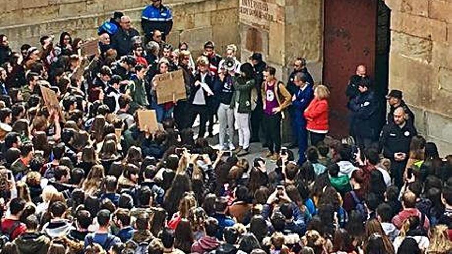 Los estudiantes protestan a las puertas del Rectorado.