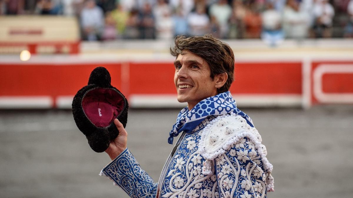 El diestro galo Sebastián Castella saluda al respetable tras cortar una oreja al segundo de su lote en la corrida de la Feria de Bilbao celebrada este viernes en la plaza de toros de Vistalegre.