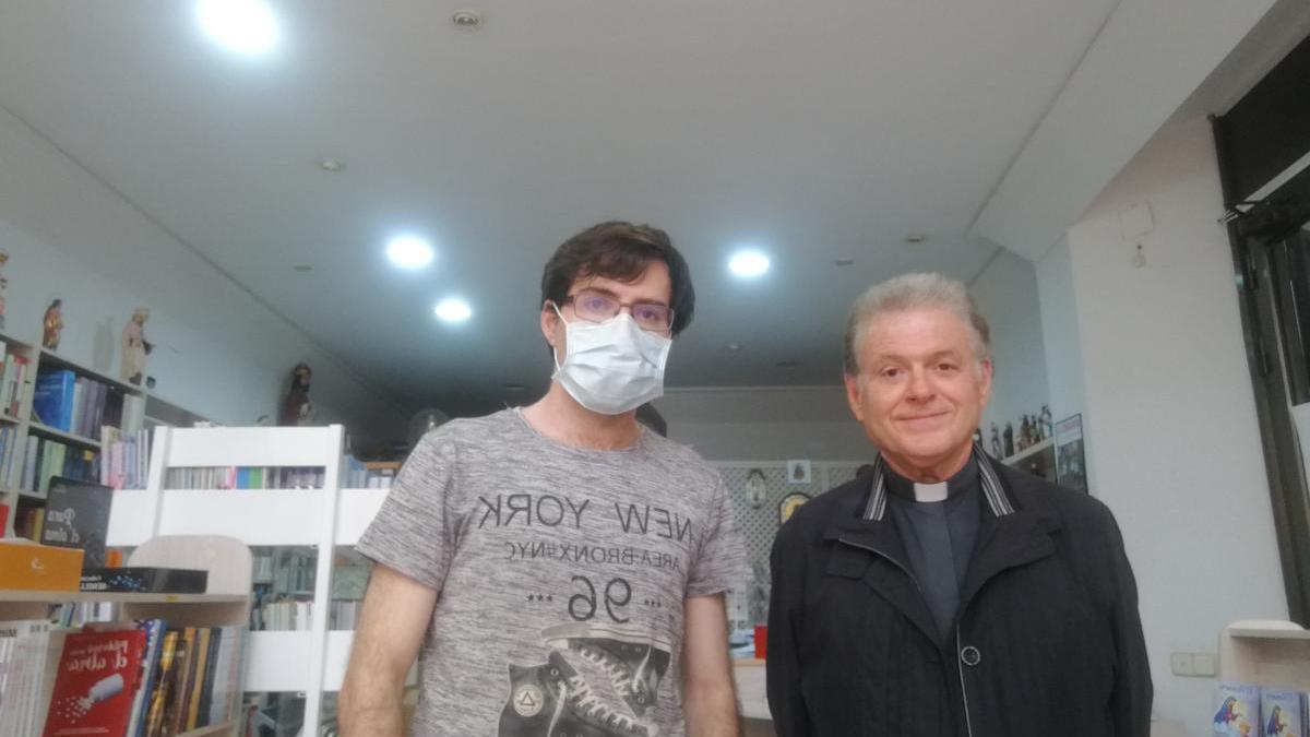 Garrido, con el abad de la Colegiata, Ángel Saneugenio.