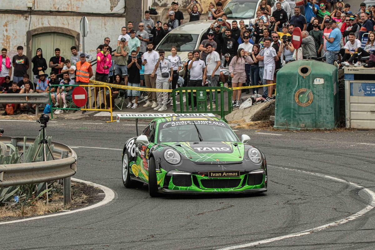 Iván Armas con su Porsche 911.991.1 GT3, en Arucas.