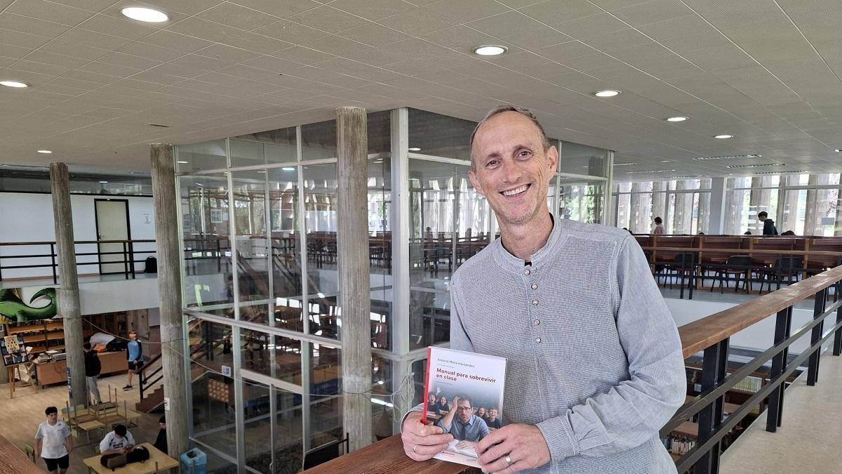 El docente malagueño Antonio María Hernández acaba de publicar el libro 'Manual para sobrevivir en clase'.