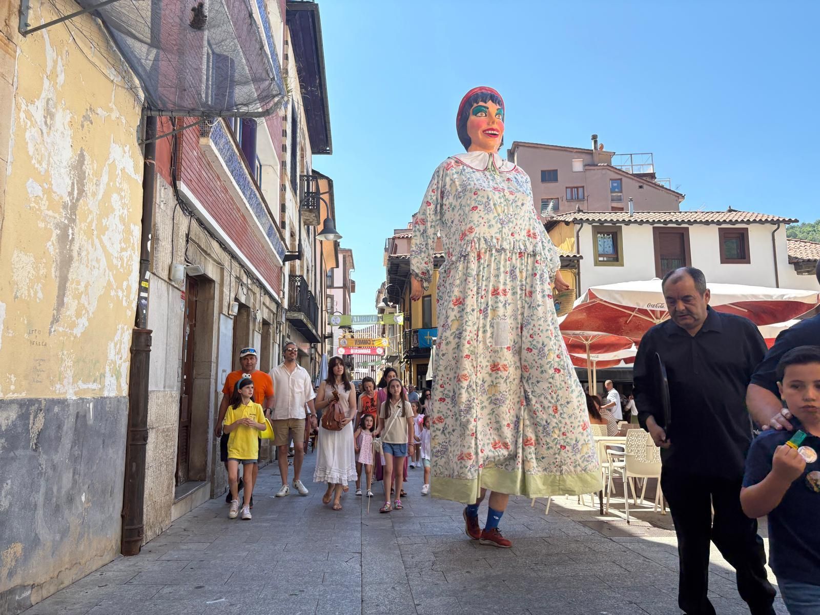 Los gigantes y cabezudos llenan de color y música Cangas del Narcea