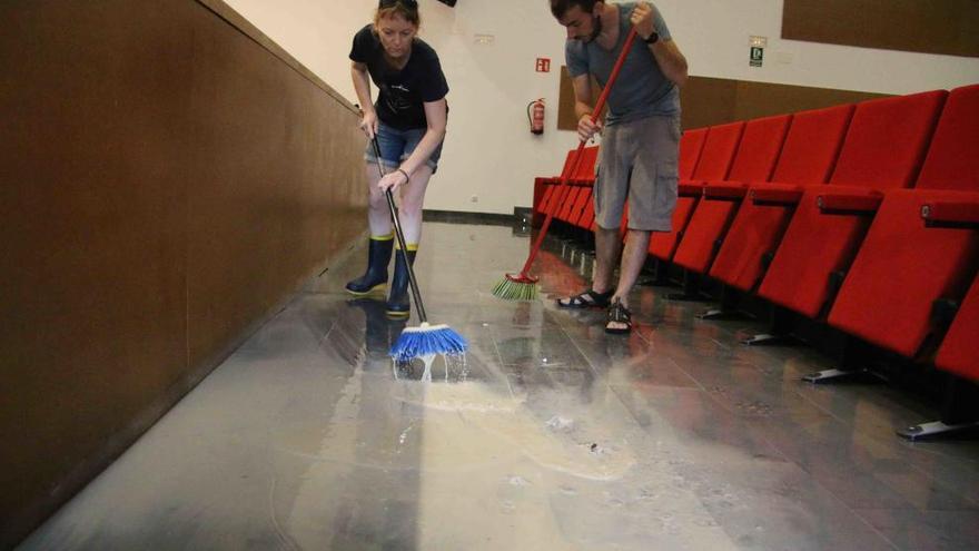 La alcaldesa Ana Delia Gisbert y el concejal jordi Jiménez evacuando el agua.