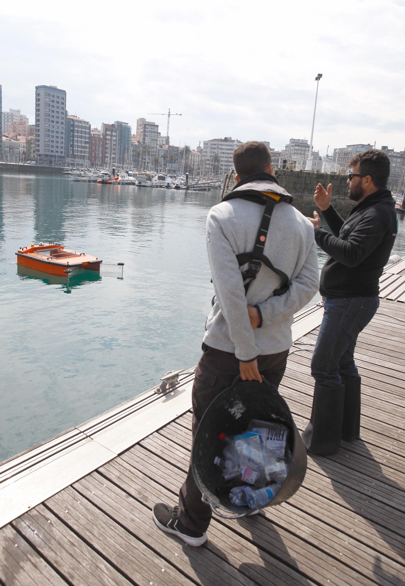 Una aspiradora para el mar: así es el dron que limpia la superficie del agua presentado en Gijón