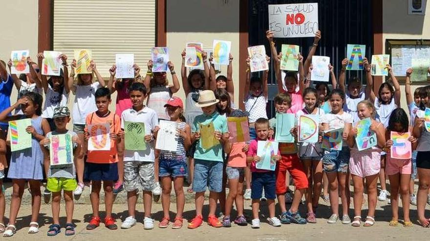 Los niños tomaron la iniciativa en la concentración celebrada ayer en Fuentes para pedir mejoras sanitarias en el hospital de Benavente.