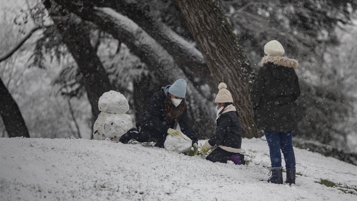 Tres personas juegan con la nieve el parque del Retiro  tras el paso de la borrasca Filomena  en Madrid (Espana)  a 7 de enero de 2021  La Comunidad de Madrid ha activado el nivel 1 del Plan de Inclemencias Invernales a partir de esta medianoche por prevision de la Agencia Estatal de Meteorologia (Aemet) de fuertes nevadas en la region   7 ENERO 2021 BORRASCA FILOMENA TEMPORAL NIEVE CLIMA METEOROLOGIA INVIERNO PRECIPITACIONES DEPORTE  Eduardo Parra   Europa Press  07 01 2021