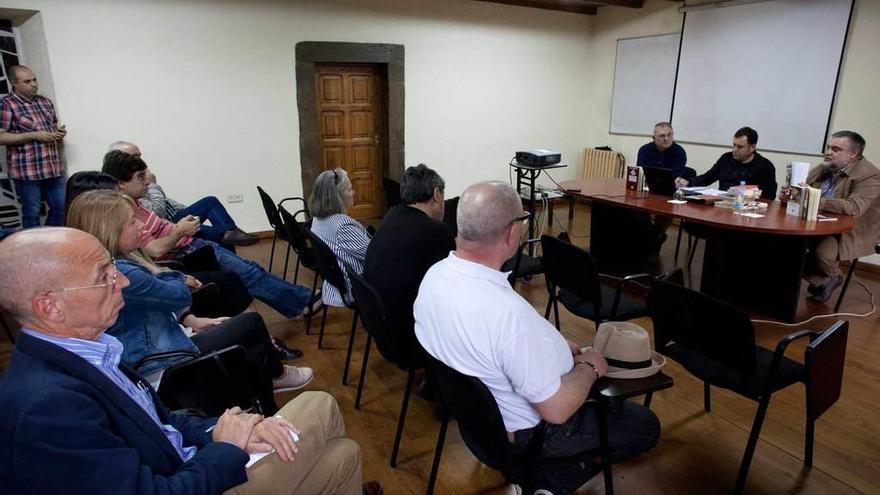 En la mesa, por la izquierda, Enrique Mastache, Pablo Huerga y José Ignacio Fernández, durante la charla impartida en la Casa de la Buelga, en Ciaño.