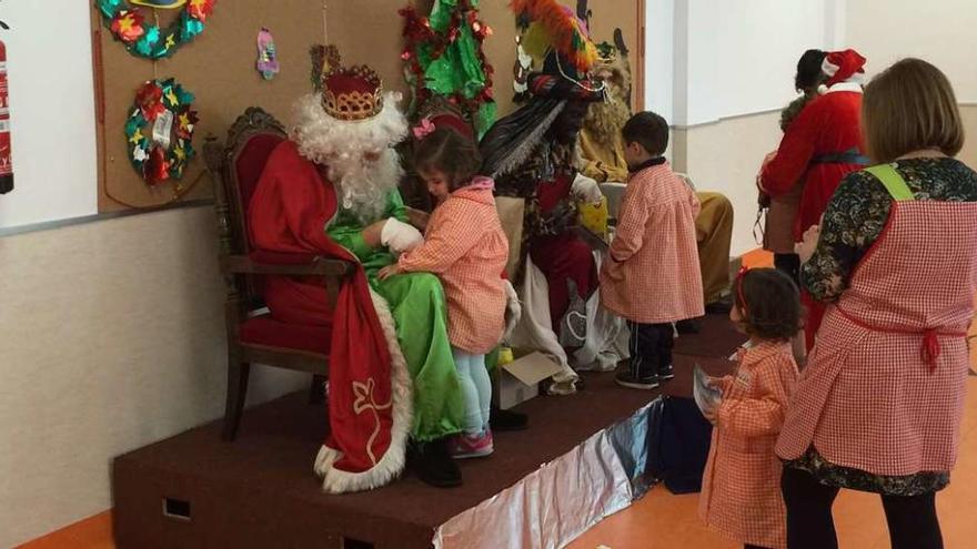 Los escolares de Betanzos entregan sus cartas a los Reyes Magos