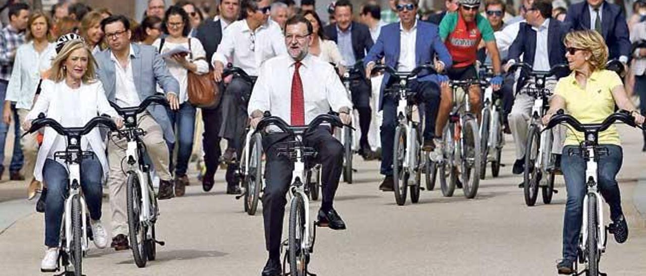 El PP hace campaña en bicicleta eléctrica.