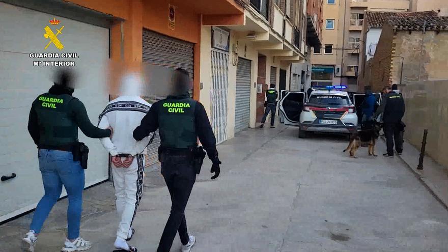 La Guardia Civil desmantela una banda dedicada a los robos en viviendas de la Marina Baixa y al tráfico de drogas