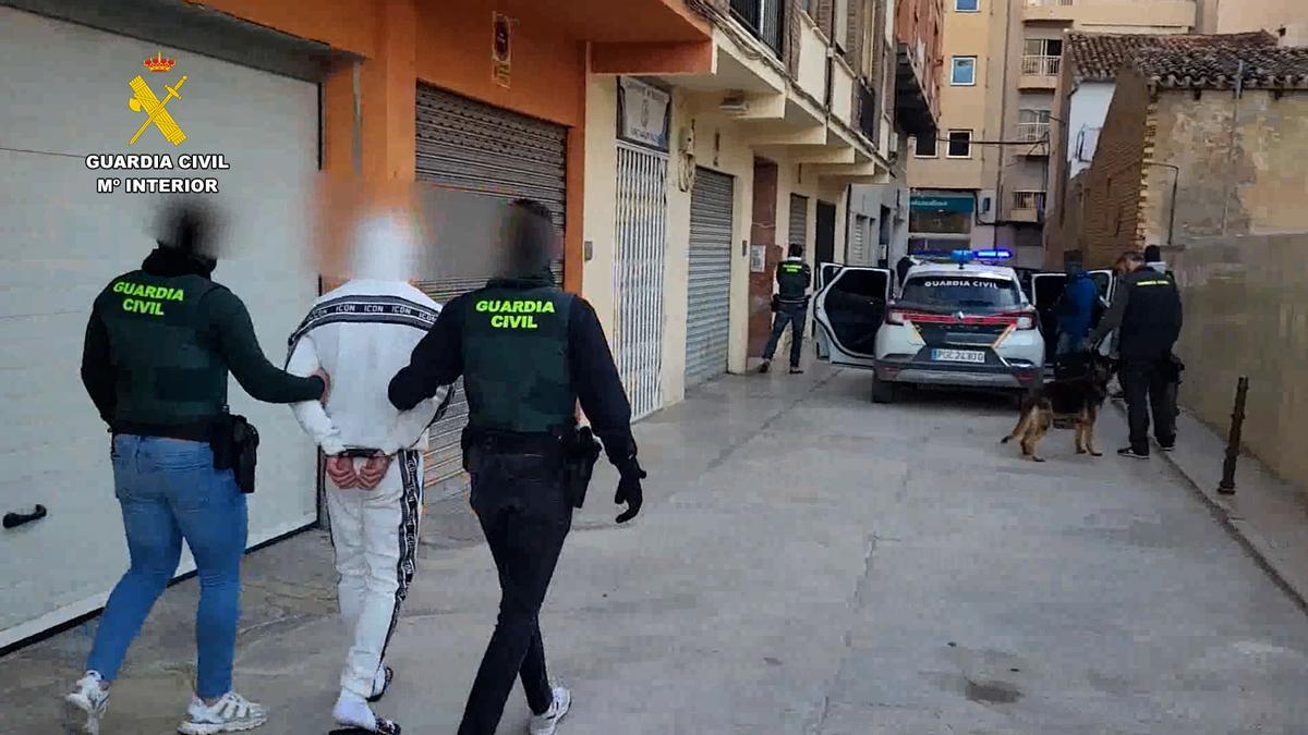 La Guardia Civil desmantela una banda dedicada a los robos en viviendas y al tráfico de drogas en la Marina Baixa